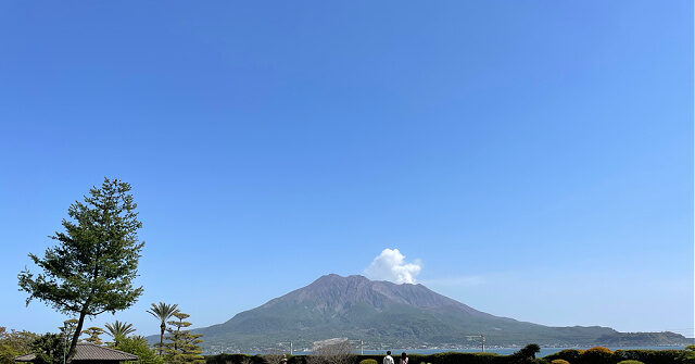 Video: Japanese football players ignore nearby volcanic eruption