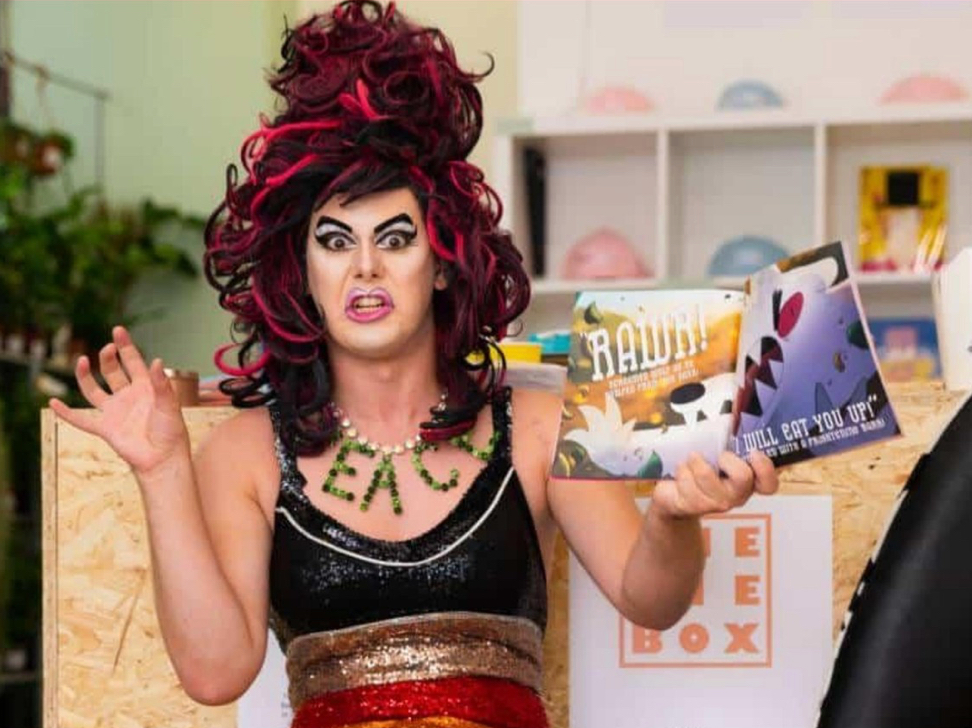 'This is Child Grooming!' -- Mothers Protest Drag Queen Story Hour - Vimarsana News