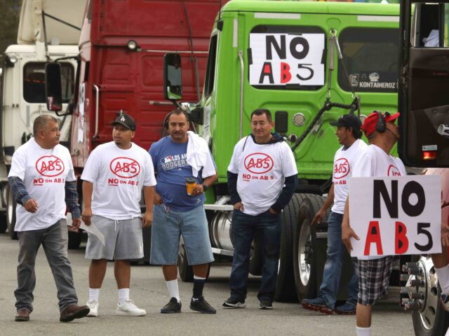 Truckers AB5 protest (Carolyn Cole / Los Angeles Times / Getty)