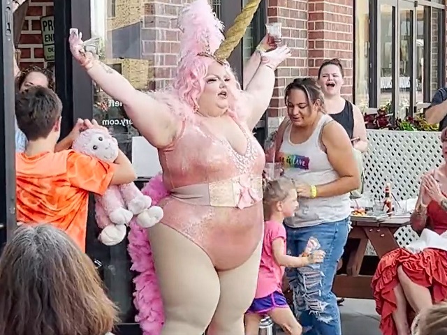 Antifa Armed with AR-15s Guard 'Kid Friendly' Drag Show in Texas - Vimarsana News