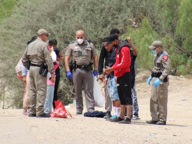 With no Border Patrol agents available, a group of migrants surrender to Texas DPS trooper