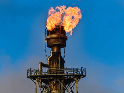 25 February 2022, Brandenburg, Schwedt: At PCK-Raffinerie GmbH, surplus gas is burned off