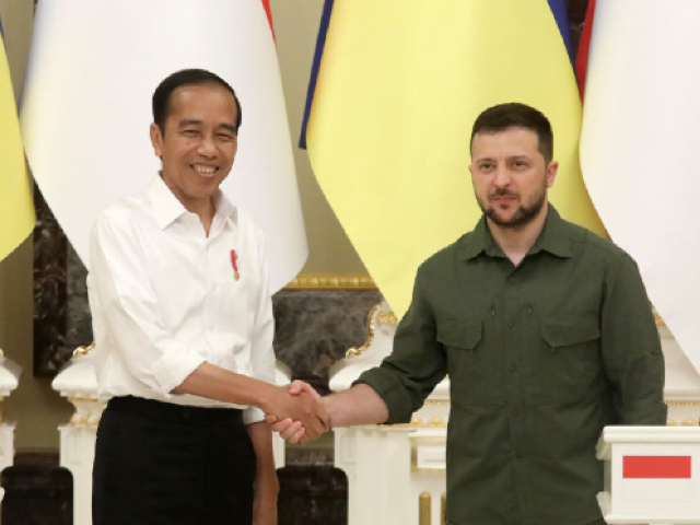 KYIV, UKRAINE - JUNE 29, 2022 - Presidents of Ukraine Volodymyr Zelenskyy (R) and Indonesia Joko Widodo are seen during a joint briefing in Kyiv, capital of Ukraine. This photo cannot be distributed in the Russian Federation. (Photo credit should read Volodymyr Tarasov/ Ukrinform/Future Publishing via Getty Images)