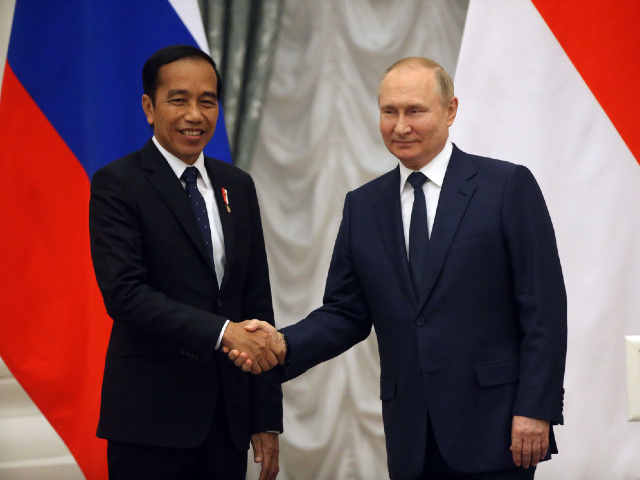 MOSCOW, RUSSIA - JUNE 30: (RUSSIA OUT) Russian President Vladimir Putin (R) shakes hands with Indonesian President Joko Widodo (L) during their talks at the Kremlin, June 30, 2022, in Moscow, Russia. Indonesian President and current Chairman of G20 Widodo is visiting Ukraine and Russia this week. (Photo by Contributor/Getty Images)