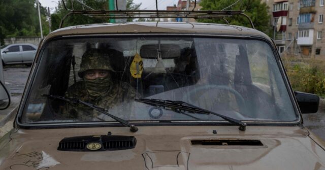 Ukrainians Dig In as Russians Prepare to Assault Key Eastern City