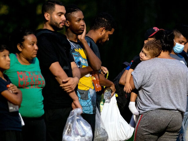 Migrants, who boarded a bus in Texas, are dropped off within view of the US Capitol building in Washington, DC, on August 11, 2022. - Since April, Texas Governor Greg Abbott has ordered buses to carry thousands of migrants from Texas to Washington, DC, and New York City to highlight …