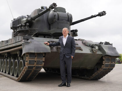 25 August 2022, Schleswig-Holstein, Putlos: German Chancellor Olaf Scholz (SPD) visits the training program for Ukrainian soldiers on the Gepard anti-aircraft gun tank and stands in front of a Gepard tank. Scholz will talk to the soldiers as well as industrial trainers from the manufacturer Krauss-Maffei Wegmann at the Putlos …