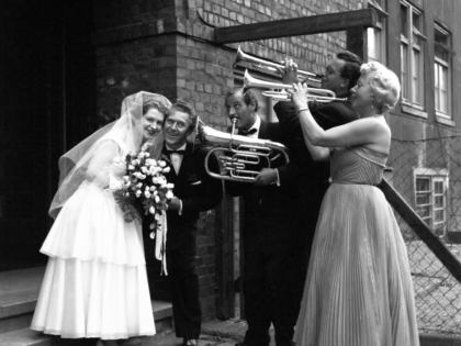 Friedel Hensch und die Cyprys spielen auf der Hochzeit eines Bandmitglieds in Hamburg 1955. (Photo by Siegfried Pilz/United Archives via Getty Images)