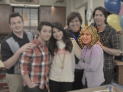 iCarly's Miranda Cosgrove celebrated her 19th birthday today Monday, May 14 on the set of the hit Nickelodeon series with her co-stars Jennette McCurdy, Jerry Trainor, Nathan Kress, Noah Munck and iCarly creator Dan Schneider at Nickelodeon Studios on May 14, 2012 in Burbank, California. iCarly airs Saturdays at 8 …