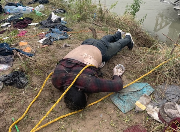 Agents recover the body of a drowned migrant near Eagle Pass. (U.S. Border Patrol/Del Rio Sector)