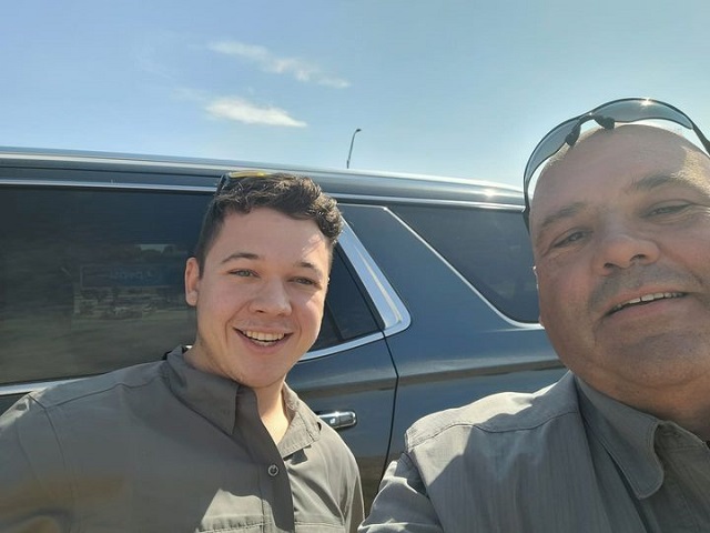 Texas Police Dept. Refuses to Apologize to Woke Mob after Photo with Kyle Rittenhouse - Vimarsana News
