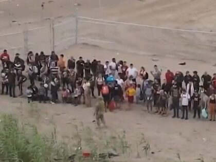 Eagle Pass agents apprehend a large group of migrants who crossed from Mexico. (U.S Border