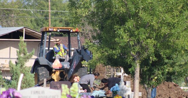 EXCLUSIVE: Overwhelmed Texas Border Town Funeral Home Refuses Dead Migrants - Vimarsana News
