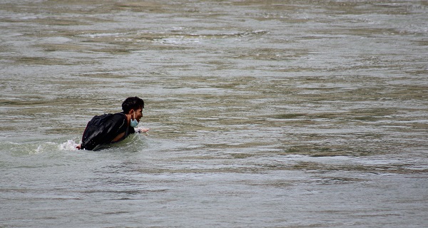 A migrant struggles with the swift currents of the Rio Grande and he crossed from Mexico to Texas. (Randy Clark/Breitbart Texas)