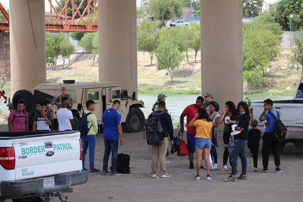 Border Patrol agents begin transporting migrants near Eagle Pass, Texas, after the migrants surrendered to Texas National Guard soldiers. (Randy Clark/Breitbart Texas)