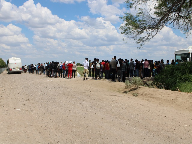 Exclusive Photos: 700 Migrants Cross in Five Hours at Texas Border Town - Vimarsana News