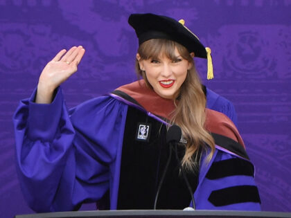US singer Taylor Swift delivers the commencement address to New Yor University graduates, in New York on May 18, 2022. (Photo by Angela Weiss / AFP) (Photo by ANGELA WEISS/AFP via Getty Images)