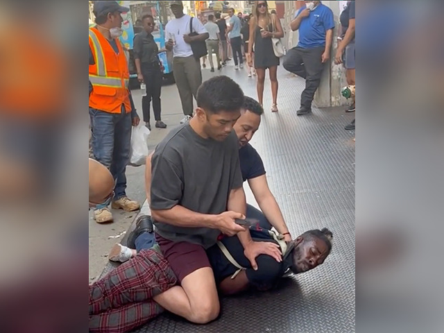 Watch: MMA Fighter Subdues Man Allegedly Sucker-Punching People in NYC - Vimarsana News
