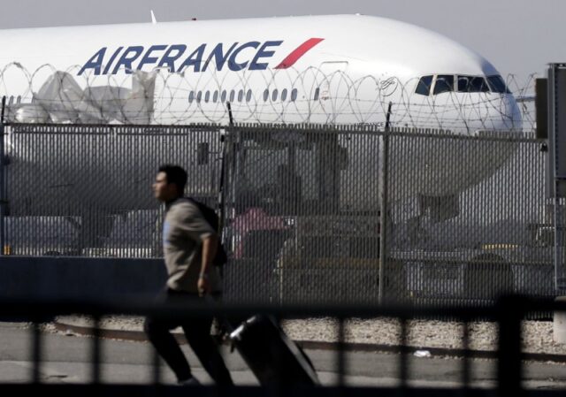 Air France suspends 2 pilots for cockpit fight