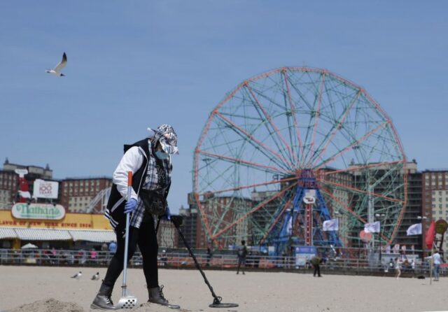 NYPD search for gunman after five shot, one fatally, at Coney Island boardwalk