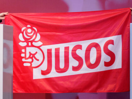 27 November 2021, Hessen, Frankfurt/Main: SPD candidate for chancellor Olaf Scholz (l) is presented with a Juso flag by Juso federal chair Jessica Rosenthal (r) at the Juso federal congress. After the presentation of the plans of the possible first traffic light federal government last Wednesday (24.11.2021), the Jusos had …