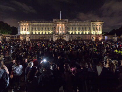 LONDON, UNITED KINGDOM - SEPTEMBER 08: Members of the public gather outside Buckingham Pal