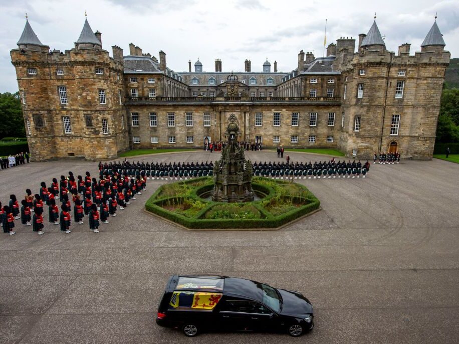 Mourners May Have to Wait 20 Hours to Pay Respects to Queen - Vimarsana News