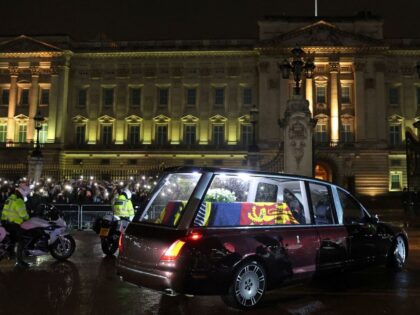The coffin of Queen Elizabeth II arrives in the Royal Hearse at Buckingham Palace in London on September 13, 2022, where it will rest in the Palace's Bow Room overnight. - Queen Elizabeth II's coffin will on Tuesday be flown by the Royal Air Force from Edinburgh to London, accompanied …