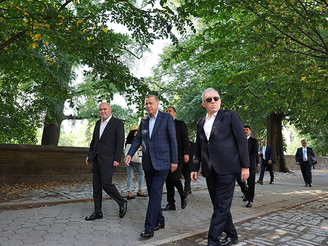 Turkish President Recep Tayyip Erdogan (C) walks through Central Park ahead of the 77th se