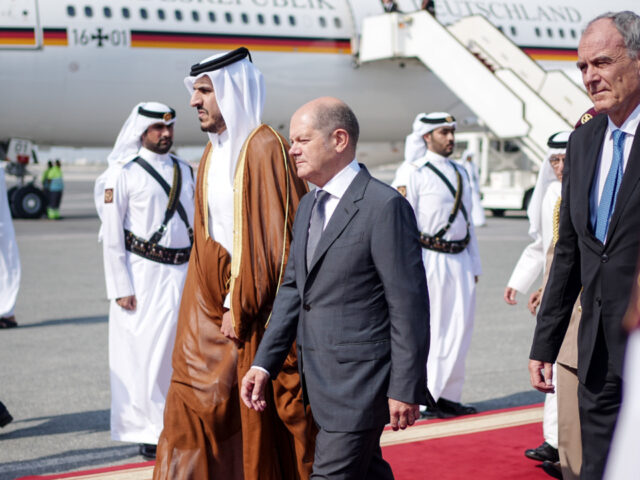 25 September 2022, Qatar, Doha: German Chancellor Olaf Scholz (SPD) is greeted at Doha airport by Mohammed bin Hamad bin Quassim Al Thani, Minister of Commerce and Industry of the State of Qatar in front of the Air Force Airbus A340. After Saudi Arabia and the United Arab Emirates, Qatar …