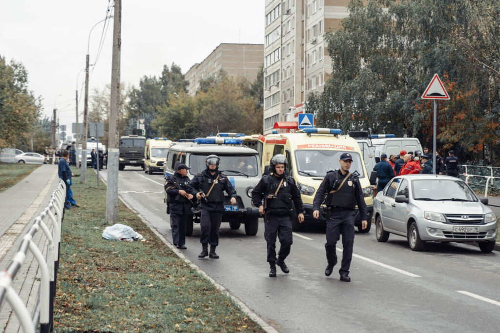 Policemen walk near the scene of a shooting in school No88 in Izhevsk on September 26, 2022. - The death toll has risen to 13 people, including seven children, after a man opened fire on September 26 at his former school in central Russia, authorities said. - Russia OUT (Photo by Maria BAKLANOVA / Kommersant Photo / AFP) / Russia OUT (Photo by MARIA BAKLANOVA/Kommersant Photo/AFP via Getty Images)