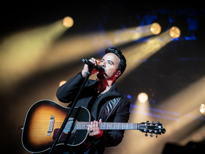 Luis Fonsi performs at Maria Pita square in A Coruña on August 15, 2022 in A Coruna, Spain. (Photo by Cristina Andina/Redferns).
