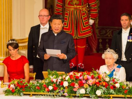 LONDON, ENGLAND - OCTOBER 20: Catherine, Duchess of Cambridge and Britain's Queen Elizabeth II listen as President of China Xi Jinping speaks during a state banquet at Buckingham Palace on October 20, 2015 in London, England. The President of the People's Republic of China, Mr Xi Jinping and his wife, …