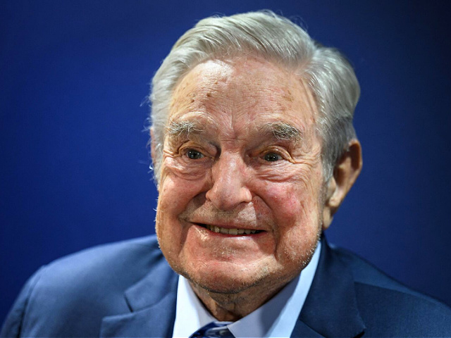 O investidor e filantropo norte-americano nascido na Hungria, George Soros, sorri após fazer um discurso à margem da reunião anual do Fórum Econômico Mundial (WEF) em Davos, em 24 de maio de 2022. 