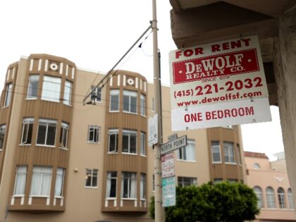 A for rent sign is posted in front of an apartment buidling on September 01, 2020 in San Francisco, California. San Francisco rental prices have dropped nearly 15 percent in the past year as residents begin moving away from the city. (Photo by Justin Sullivan/Getty Images)