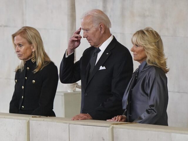 US President Joe Biden and First Lady Jill Biden view the coffin of Queen Elizabeth II lyi
