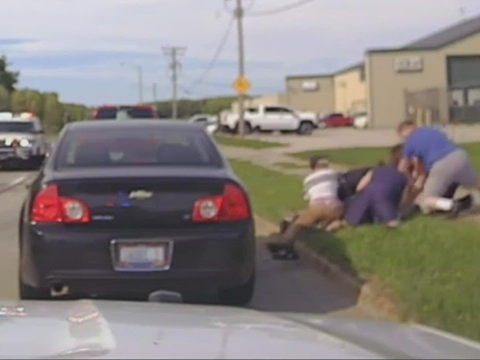 WATCH: Neighbors Help Officer Struggling with Suspect - Vimarsana News