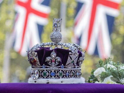 The coffin of Queen Elizabeth II, adorned with a Royal Standard and the Imperial State Crown is pictured during a procession from Buckingham Palace to the Palace of Westminster, in London on September 14, 2022. - Queen Elizabeth II will lie in state in Westminster Hall inside the Palace of …