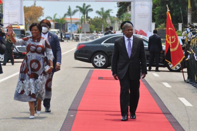 Angolan President Joao Lourenco (r) and First Lady Ana Dias Lourenco arrive for his inaugu