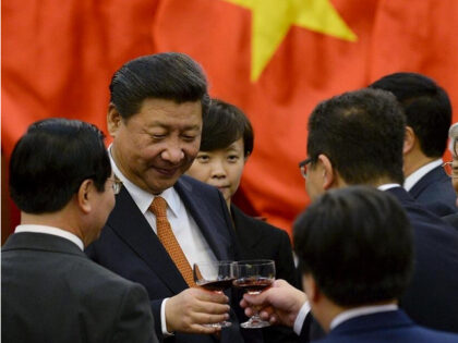Chinese President Xi Jinping (2nd L), raises a toast with Vietnamese officials after witne