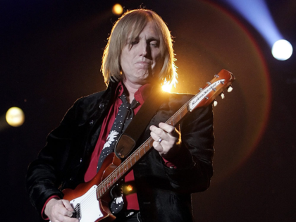 Tom Petty and the Heartbreakers perform at the Bonnaroo Music & Arts Festival in Manchester, Tenn., on Friday, June 16, 2006. (AP Photo/Mark Humphrey)