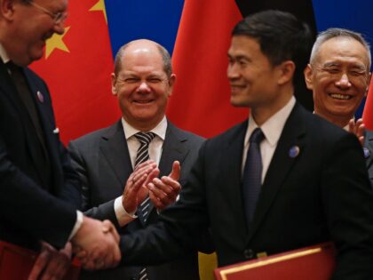 BEIJING, CHINA - JANUARY 18: German Finance Minister Olaf Scholz (C) and Chinese Vice Premier Liu He (R) applaud as they witness a signing ceremony after the China-Germany High Level Financial Dialogue at the Diaoyutai State Guesthouse on January 18, 2019, in Beijing, China. (Photo by Andy Wong-Pool/Getty Images)