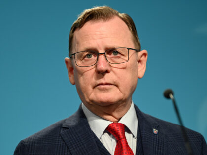 20 July 2021, Thuringia, Erfurt: Bodo Ramelow (Die Linke), Prime Minister of Thuringia, stands at the microphone after the cabinet meeting. The AfD wants to topple Thuringia's prime minister and his red-red-green minority government via a vote of no confidence. According to its own statements, the AfD parliamentary group submitted …