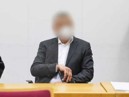 08 February 2022, Saxony, Chemnitz: The landlord of the Turkish restaurant "Mangal" sits in the courtroom with handcuffs before the start of the trial. More than three years after the possibly faked attack by right-wing radicals on the restaurant, the landlord now has to stand trial in Chemnitz for 15 …