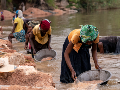 Artisanal miners collect gravel from the Lukushi river searching for cassiterite on February 17, 2022 in Manono. - The Democratic Republic of Congo is rich with Lithium, an essential mineral for electric car batteries, which nests in the remains of the former mining town of the city of Manono in …