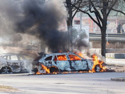 Two cars are burning in a parking lot during rioting in Norrkoping, Sweden on April 17, 2022. - Plans by a far-right group to publicly burn copies of the Koran sparked violent clashes with counter-demonstrators for the third day running in Sweden, police said on April 17, 2022. - Sweden …