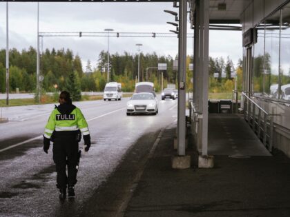 A customs official walks in the border area in Vaalimaa, Finland, on the border with the Russian Federation on September 29, 2022. - Finland will bar Russians with Schengen tourist visas from entering the country from September 30, 2022, the government said following a surge in arrivals after Moscow's mobilisation …