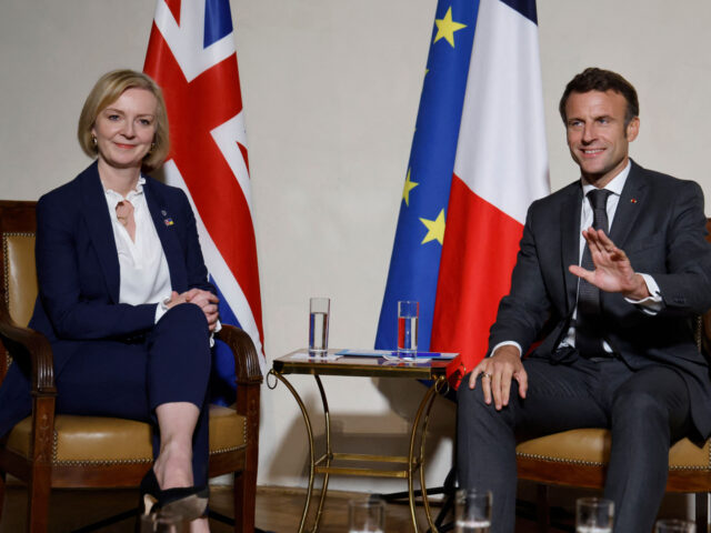 French President Emmanuel Macron (R) and Britain's Prime Minister Liz Truss (L) meet at th