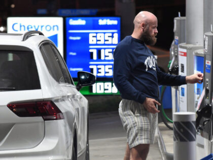 Los Angeles, California October 7, 2022-As gas prices rise, a customer pays at the pump at a Chevron station in West Hollywood. (Wally Skalij/Los Angeles Times via Getty Images)