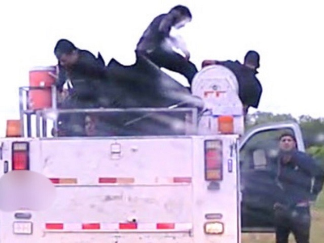 Migrants flee from smugglers work truck after being stopped by DPS troopers near Kingsvill